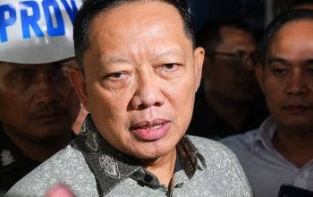 Eks Jampidus Febrie Adriansyah mengenakan batik abu-abu cokelat tiba di Rutan KPK untuk menjalani penahanan selama 20 hari ke depan, Jumat (24/7/2026) malam.