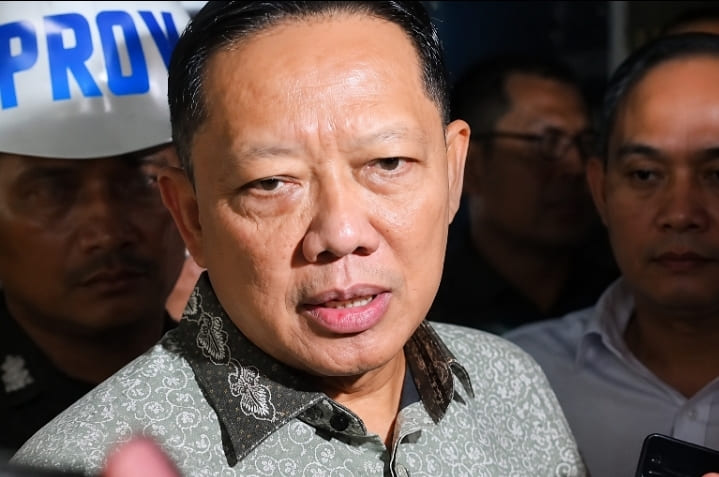 Eks Jampidus Febrie Adriansyah mengenakan batik abu-abu cokelat tiba di Rutan KPK untuk menjalani penahanan selama 20 hari ke depan, Jumat (24/7/2026) malam.
