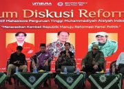 Tokoh aktivis mahasiswa dan pemuda, Mohammad Bifa Agusryyanto (pegang mic) dalam acara Seminar "Menarasikan Ulang Republik, Menuju Reformasi Partai Politik" di Universitas Muhammadiyah Surabaya, Sabtu (25/7/2026). [Foto: istimewa]