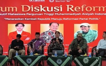 Tokoh aktivis mahasiswa dan pemuda, Mohammad Bifa Agusryyanto (pegang mic) dalam acara Seminar "Menarasikan Ulang Republik, Menuju Reformasi Partai Politik" di Universitas Muhammadiyah Surabaya, Sabtu (25/7/2026). [Foto: istimewa]