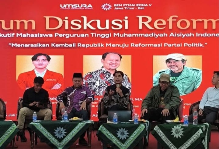 Tokoh aktivis mahasiswa dan pemuda, Mohammad Bifa Agusryyanto (pegang mic) dalam acara Seminar "Menarasikan Ulang Republik, Menuju Reformasi Partai Politik" di Universitas Muhammadiyah Surabaya, Sabtu (25/7/2026). [Foto: istimewa]