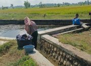 Warga nyuci di sungai. [Foto: istimewa]