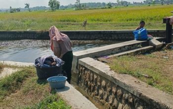 Warga nyuci di sungai. [Foto: istimewa]