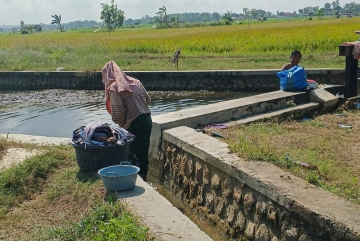 Warga nyuci di sungai. [Foto: istimewa]
