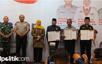 Penandatanganan Pakta Kesepahaman dan Komitmen Bersama oleh sejumlah ormas dan Forkopimda Jawa Timur.