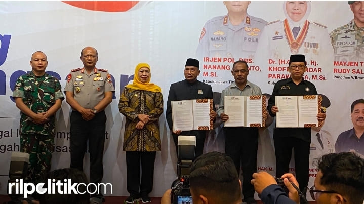 Penandatanganan Pakta Kesepahaman dan Komitmen Bersama oleh sejumlah ormas dan Forkopimda Jawa Timur.