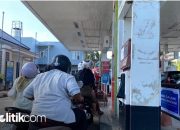 Pengendara motor antre BBM jenis di Pertalite di SPBU. [Foto: dok. rilpolitikcom]