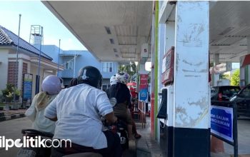 Pengendara motor antre BBM jenis di Pertalite di SPBU. [Foto: dok. rilpolitikcom]