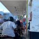 Pengendara motor antre BBM jenis di Pertalite di SPBU. [Foto: dok. rilpolitikcom]