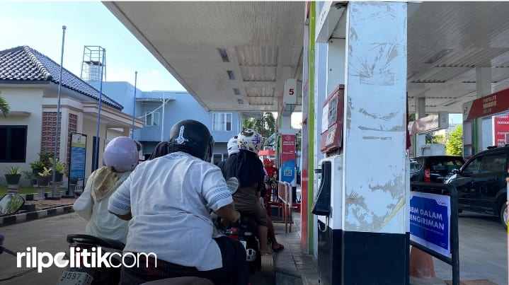 Pengendara motor antre BBM jenis di Pertalite di SPBU. [Foto: dok. rilpolitikcom]