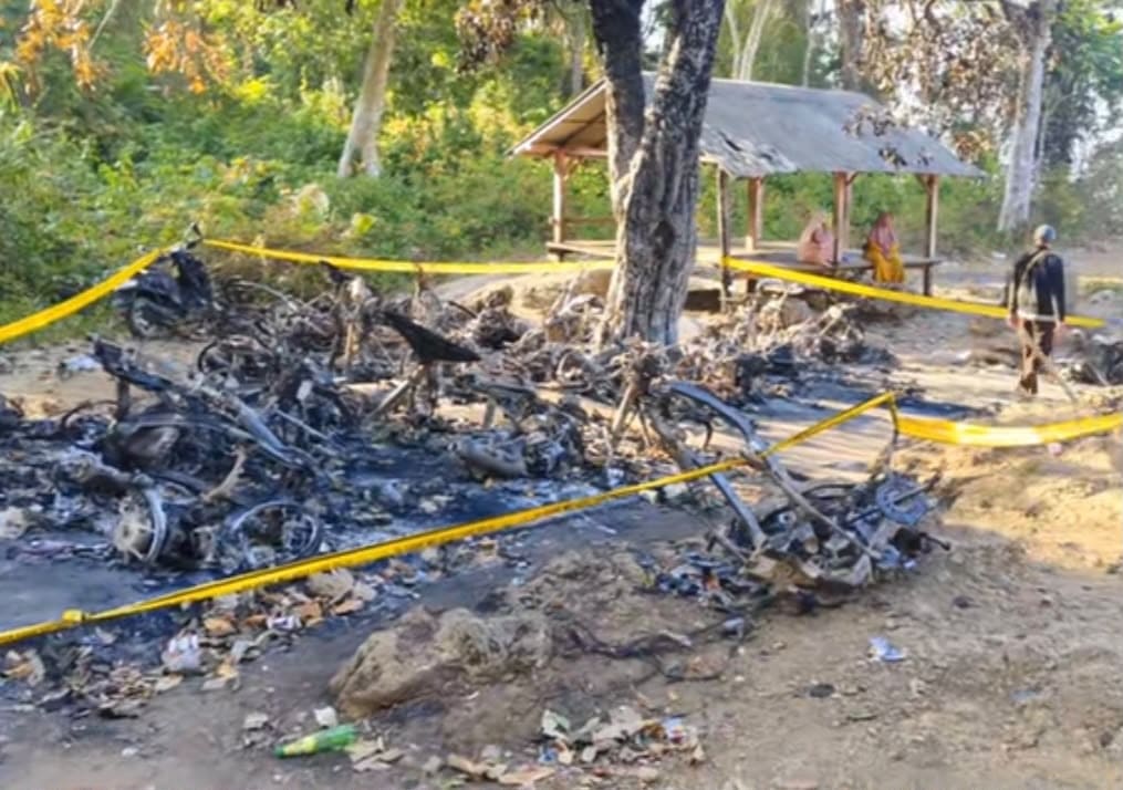 Kebakaran di area parkir kawasan Gunung Eteng Kangayan hanguskan puluhan kendaraan motor.