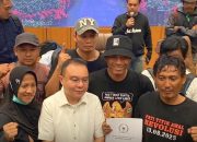 Wakil Ketua DPR Sufmi Dasco Ahmad (baju putih) usai bertemu aktivis AMPB di DPR.
