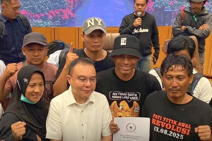 Wakil Ketua DPR Sufmi Dasco Ahmad (baju putih) usai bertemu aktivis AMPB di DPR.