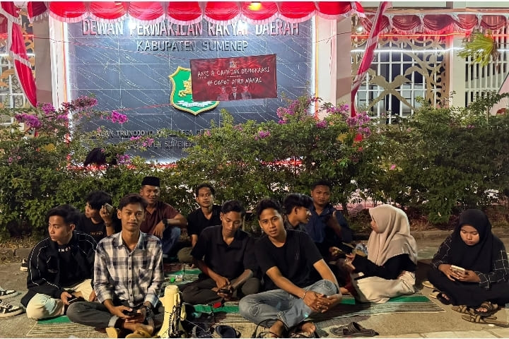 Massa aksi PPI gelar aksi demonstrasi dam Camping Demokrasi di depan Gedung DPRD Sumenep, Rabu (2/9/2027). [Foto: istimewa]