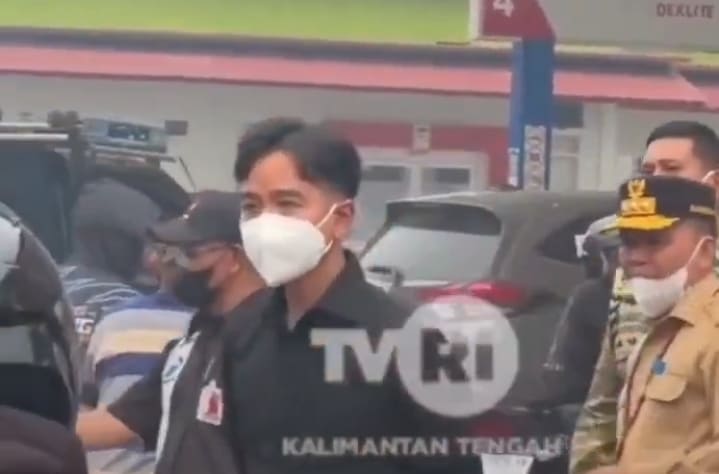 Tangkapan layar video aksi Gibran di SPBU yang diunggah akun X Akbar Faizal.