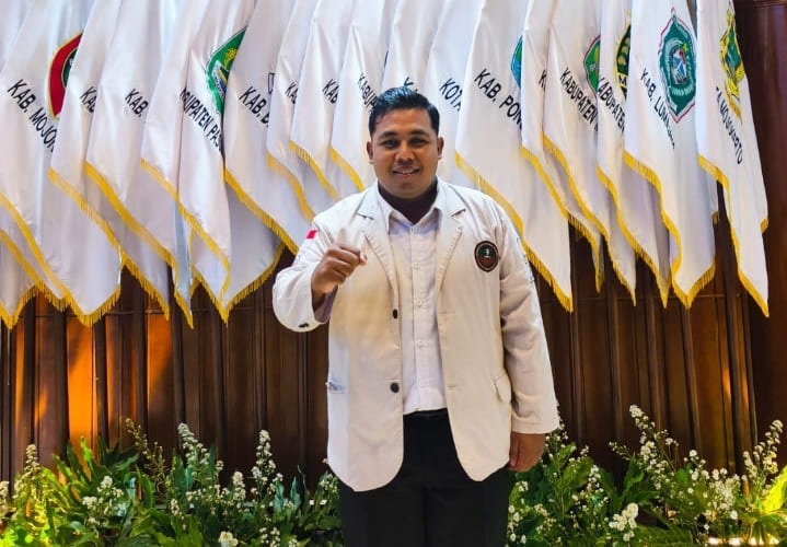 Iip Supriyanto, mahasiswa asal Pulau Kangean, Sumenep, yang berhasil mendapat kesempatan magang di kantor DPRD Jawa Timur. [Foto: istimewa]