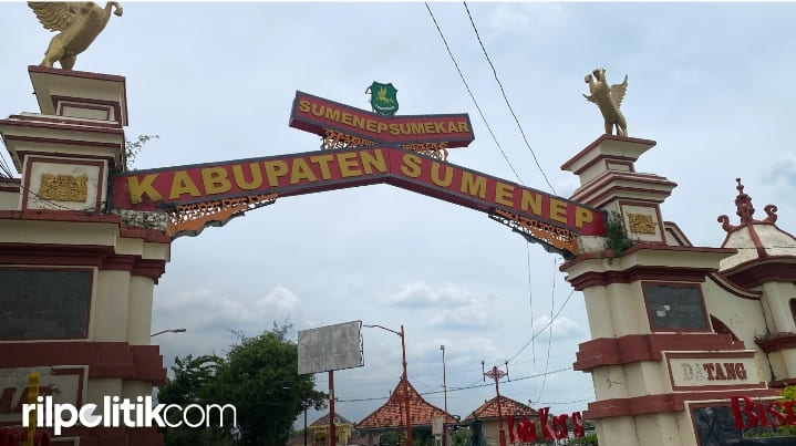 Gerbang perbatasan Kabupaten Sumenep dan Kabupaten Pamekasan. [Foto: dok. rilpolitikcom]