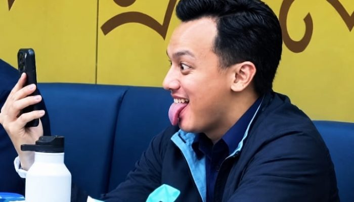 Anggota DPR RI Terekam Kamera Asyik Video Call Hingga Julurkan Lidah Saat Rapat