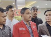 Ketua Umum DPP GMNI Sujahri Somar (tengah) usai membuat laporan di Bareskrim Polri, Selasa (22/9/2026).