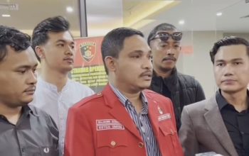 Ketua Umum DPP GMNI Sujahri Somar (tengah) usai membuat laporan di Bareskrim Polri, Selasa (22/9/2026).