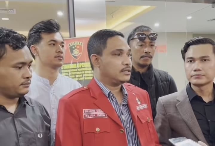 Ketua Umum DPP GMNI Sujahri Somar (tengah) usai membuat laporan di Bareskrim Polri, Selasa (22/9/2026).