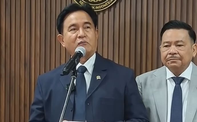 Yusril Ihza Mahendra (kiri).