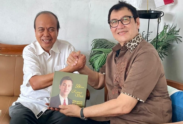 Prof. Hafid Abbas (kiri) bersama Dr. Rahmat Shah (kanan).