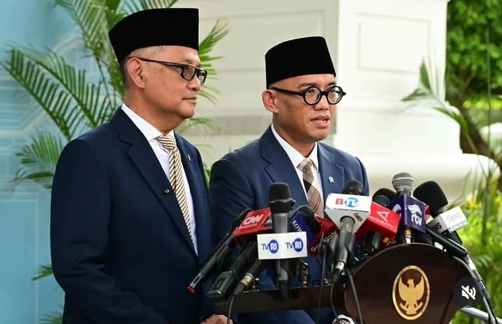 Wamenhaj Dahnil Anzar Simanjuntak (kanan).