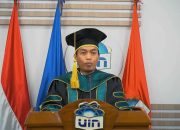 Prof. Dr. Ahmad Bakir Ihsan saat berpidato dalam pengukuhannya sebagai Guru Besar Bidang Ideologi Politik di Universitas Islam Negeri (UIN) Syarif Hidayatullah Jakarta. [Tangkapan layar Youtube UIN Jakarta]