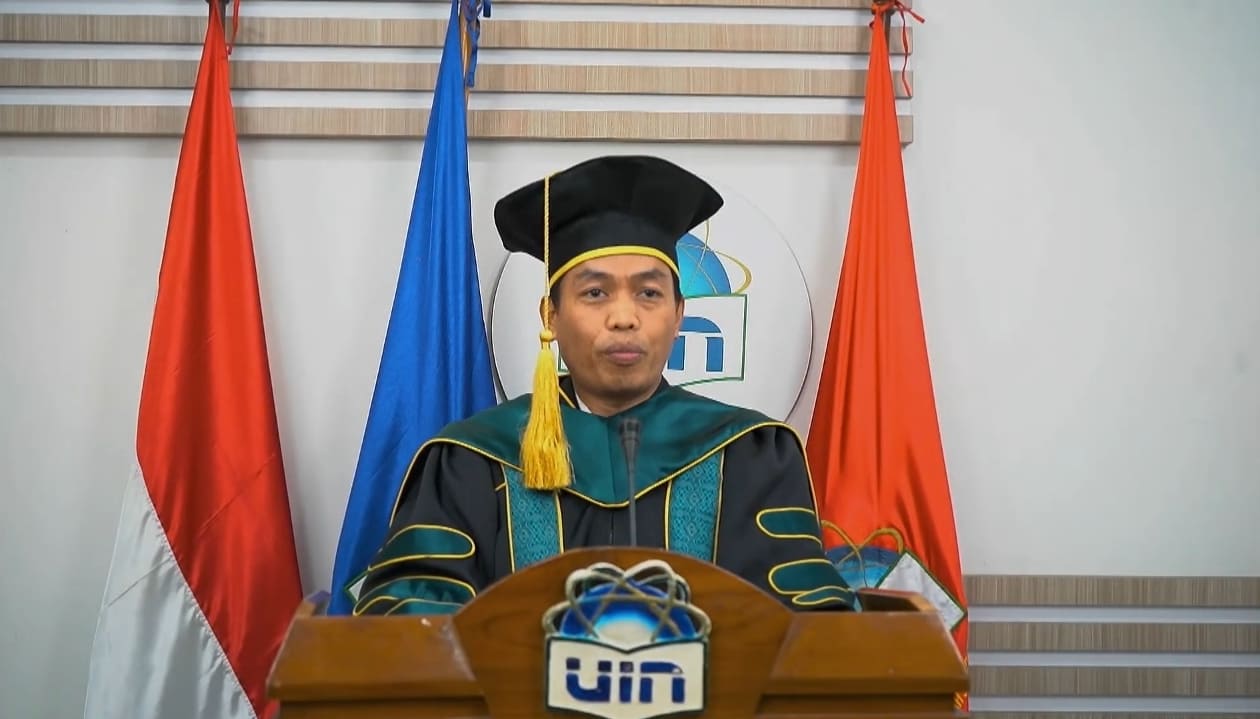 Prof. Dr. Ahmad Bakir Ihsan saat berpidato dalam pengukuhannya sebagai Guru Besar Bidang Ideologi Politik di Universitas Islam Negeri (UIN) Syarif Hidayatullah Jakarta. [Tangkapan layar Youtube UIN Jakarta]