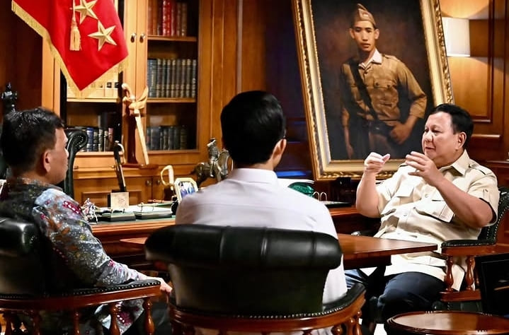 Prabowo Subianto beri arahan ke Syahganda Nainggolan.