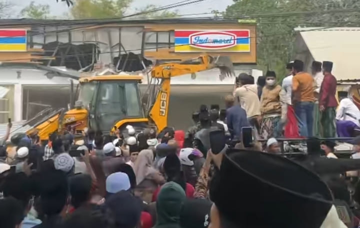 Massa membongkar paksa gerai Indomaret di Desa Panaan, Kecamatan Palengaan, Pamekasan, Jawa Timur. [Foto: Tangkapan layar]