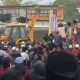 Perusakan gerai Indomaret di Pamekasan oleh sekelompok massa yang mengatasnamakan santri dan alumni pondok pesantren. [Tangkapan layar]