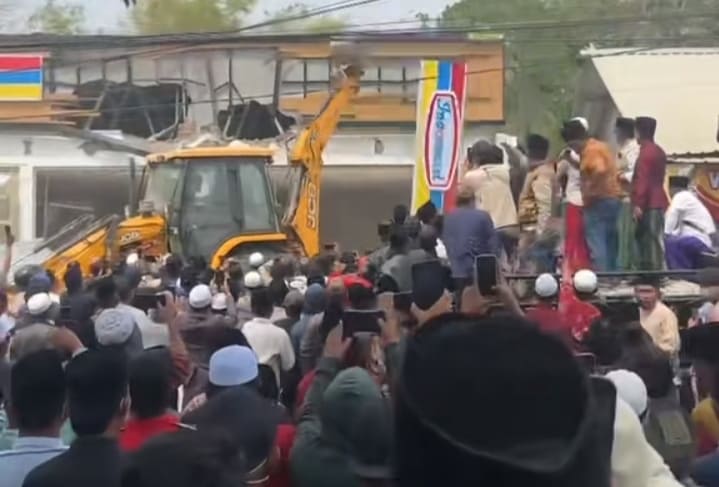 Perusakan gerai Indomaret di Pamekasan oleh sekelompok massa yang mengatasnamakan santri dan alumni pondok pesantren. [Tangkapan layar]