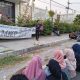 Mimbar Rakyat GMNI dan BEM Sumenep di depan gedung DPRD. [Foto: istimewa]