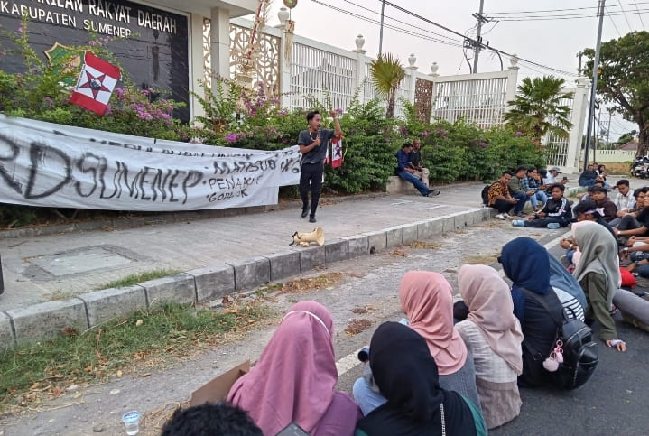 Mimbar Rakyat GMNI dan BEM Sumenep di depan gedung DPRD. [Foto: istimewa]