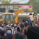Massa mengatasnamakan santri dan alumni pondok pesantren membongkar paksa gerai Indomaret di Desa Panaan, Kabupaten Pamekasan, Madura pada Rabu (7/10/2026).