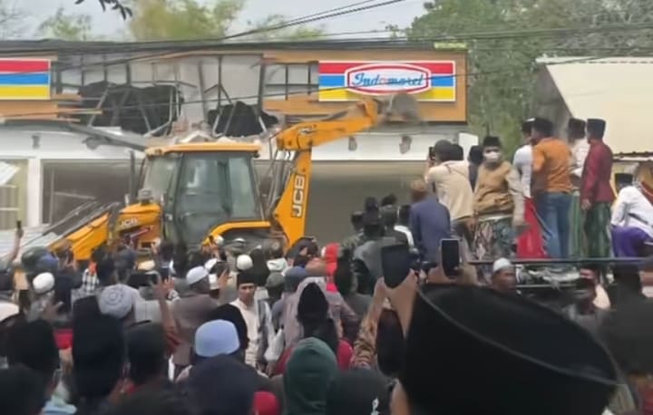 Massa mengatasnamakan santri dan alumni pondok pesantren membongkar paksa gerai Indomaret di Desa Panaan, Kabupaten Pamekasan, Madura pada Rabu (7/10/2026).