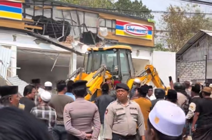 Tangkapan layar video amatir pembongkaran paksa gerai Indomaret di Desa Panaan, Kecamatan Palengaan, Kabupaten Pamekasan.