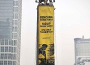 Spanduk raksasa yang dipasang aktivis Greenpeace Indonesia di atas Patung Selamat Datang Bundaran HI, Jakarta Pusat. [Foto: Greenpeace Indonesia]