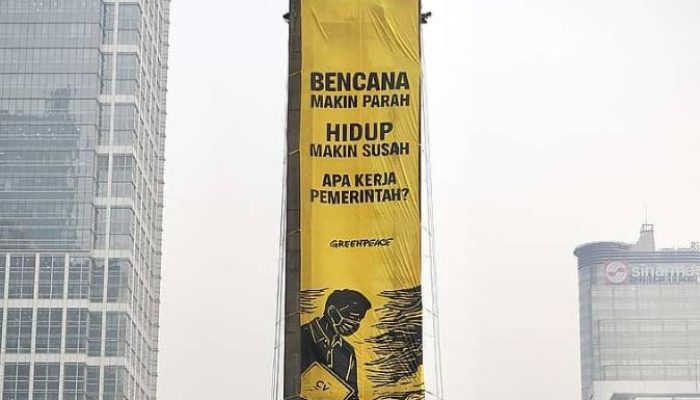 Greenpeace Bentangkan Spanduk Raksasa di Bundaran HI, Protes Penanganan Bencana