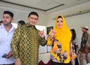 Ashraff Abu (batik) bersama istrinya Fadia Arafiq.