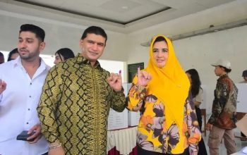 Ashraff Abu (batik) bersama istrinya Fadia Arafiq.