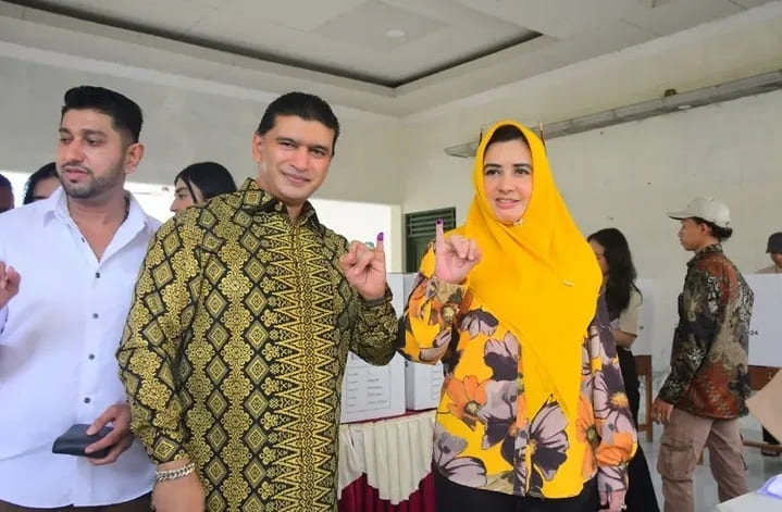 Ashraff Abu (batik) bersama istrinya Fadia Arafiq.
