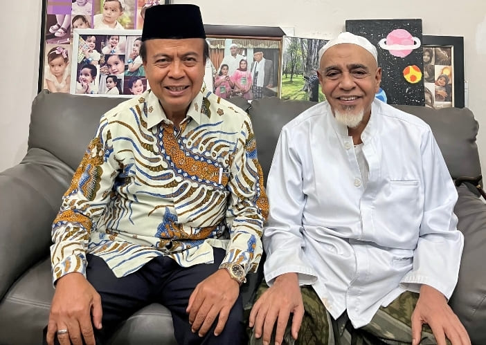 Hafid Abbas (kiri) bersama Habib Abubakar Alatas (kanan).