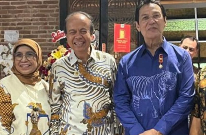 Profesor Hafid Abbas (tengah) bersama istrinya Erna (paling kiri) bersilaturrahmi dengan Rahmat Shah (paling kanan).