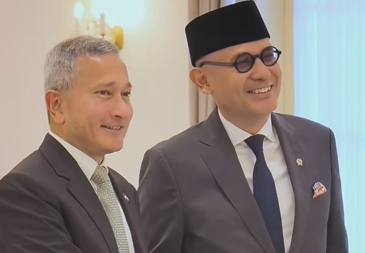 Pertemuan bilateral Menteri Luar Negeri (Menlu) RI Arrmanatha Nasir (kanan) dengan Menlu Singapura Vivian Balakrishan (kiri).