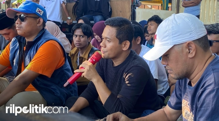 Sulaisi Abdurrazaq (pegang mic). [Foto: dok. rilpolitikcom]