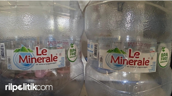 Foto air Le Minerale kemasan galon. [dok. rilpolitikcom]