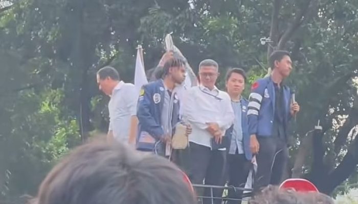 Stafsus Mensesneg Janji Sampaikan Tuntutan Mahasiswa agar Raja Juli dan Rohmat Diganti